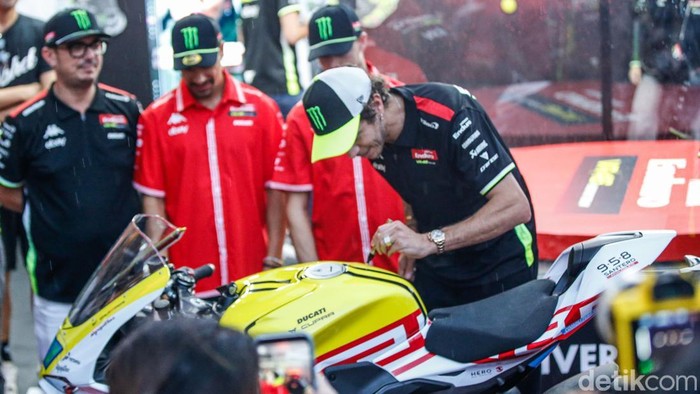Ratusan penggemar Valentino Rossi memadati kawasan Senayan City, Jakarta, pada Selasa (30/9/2025).