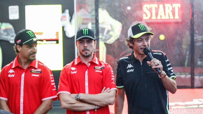 Ratusan penggemar Valentino Rossi memadati kawasan Senayan City, Jakarta, pada Selasa (30/9/2025).