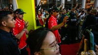 Rossi tidak datang sendirian dalam kesempatan itu. 