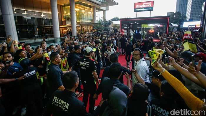 Valentino Rossi Disambut Meriah Fans di Jakarta Ratusan penggemar Valentino Rossi memadati kawasan Senayan City, Jakarta, pada Selasa (30/9/2025).