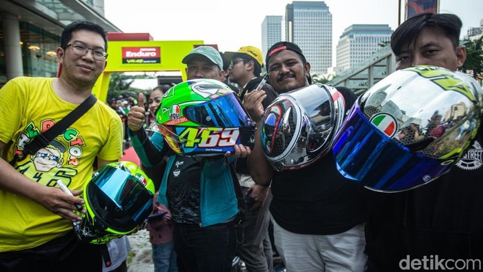 Ratusan penggemar Valentino Rossi memadati kawasan Senayan City, Jakarta, pada Selasa (30/9/2025).