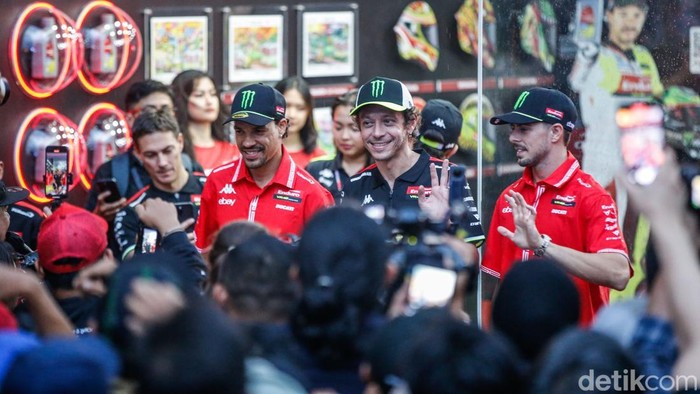 Ratusan penggemar Valentino Rossi memadati kawasan Senayan City, Jakarta, pada Selasa (30/9/2025).