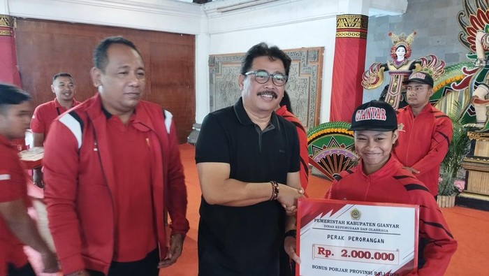 Wabup Gianyar, Anak Agung Gde Mayun, menyerahkan bonus kepada Kontingen Gianyar peraih medali dalam Porjar Bali 2025 di Balai Budaya Gianyar, Selasa (30/9/2025). (Pemkab Gianyar)