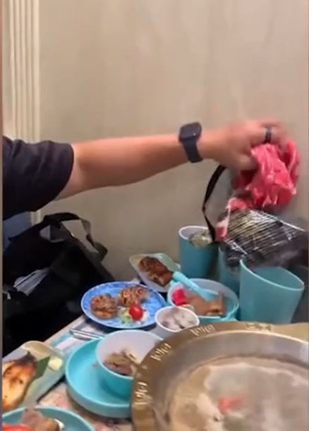 Waduh! 2 Orang Ini Bungkus Daging dan Seafood Mentah dari Resto Hot Pot