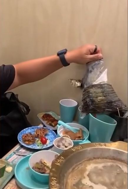 Waduh! 2 Orang Ini Bungkus Daging dan Seafood Mentah dari Resto Hot Pot