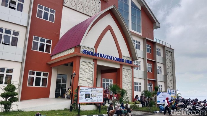 Wali murid ketika mendampingi anaknya pada kegiatan MPLS di Sekolah Rakyat jenjang dasar Lombok Timur, NTB, Selasa (30/9/2025). (Sanusi Ardi W/detikBali).