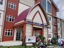 Penuh Haru, Orang Tua Lepas Anak di Hari Pertama Sekolah Rakyat Lombok Timur