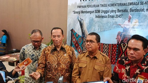 Wamendiktisaintek Fauzan bersama Gubernur NTT Melki Laka Lena dan Kepala LLDIKTI Wilayah XV, Adrianus Amheka, saat memberikan keterangan di Hotel Aston Kupang, Selasa (30/9/2025).