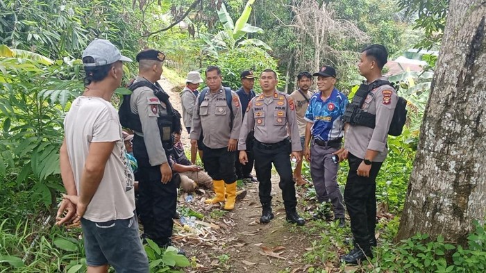 Warga bersama aparat kepolisian melakukan pencarian pemuda yang hilang di hutan Teluk Ambulung, Samarinda (dok.istimewa)