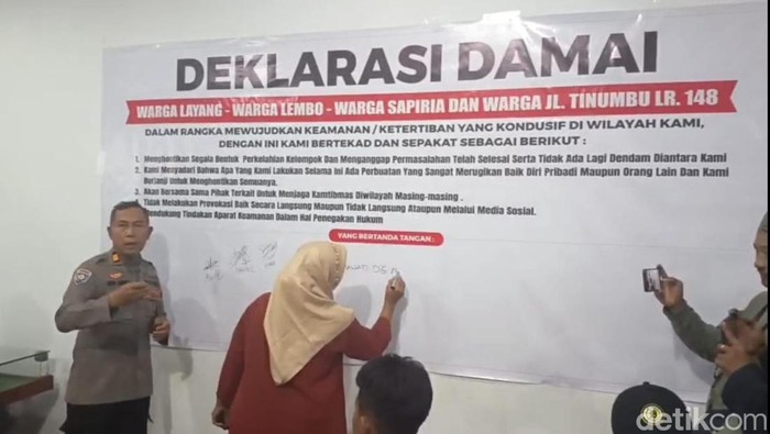 Warga menggelar deklarasi damai pascatawuran di Kecamatan Tallo, Makassar, Sulawesi Selatan.