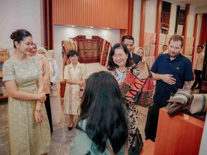 Kahiyang Ayu Perkenalkan Wastra Khas Sumut ke Istri Dubes AS