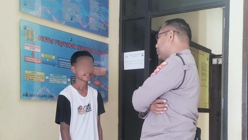Yona Nenabu (20), pria penganiaya pacar di Kota Kupang, NTT, saat diamankan di kantor polisi, Selasa (30/9/2025). (Dok. Polsek Kota Lama)