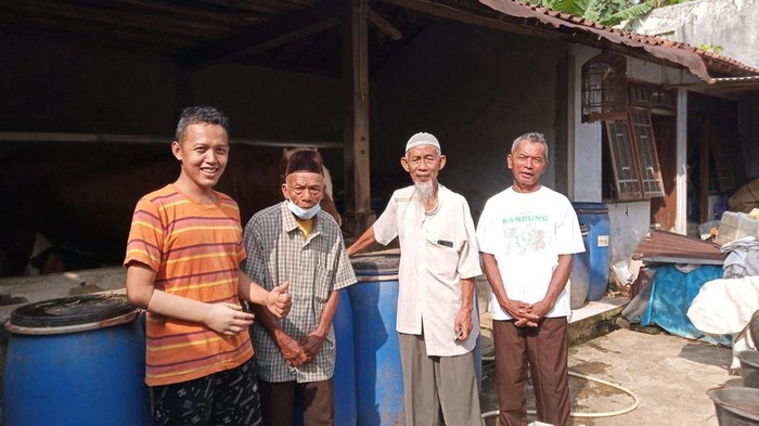 Aipda Fauzi (kiri) tampak memakai tangan palsu usai kecelakaan yang dialami sepulang berdinas.
