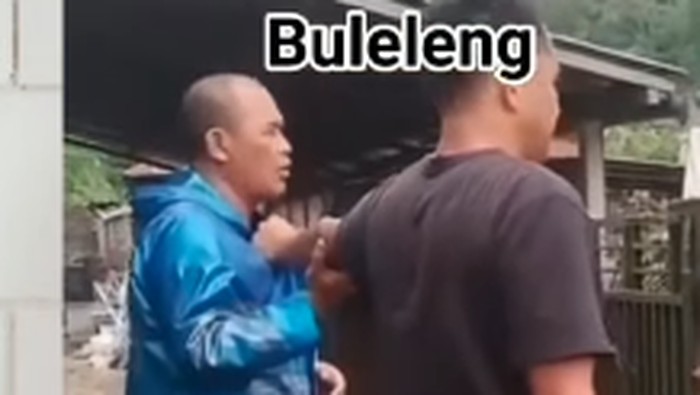Aiptu IWS (kiri, jaket biru), ditangkap warga seusai menjambret kalung pedagang strober di Pancasari, Buleleng.