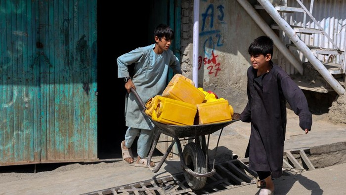 Assadullah, 42, and young boys gather near a water tap to collect water, amid serious water crisis in Kabul, Afghanistan, August 28, 2025. REUTERS/Sayed Hassib TPX IMAGES OF THE DAY