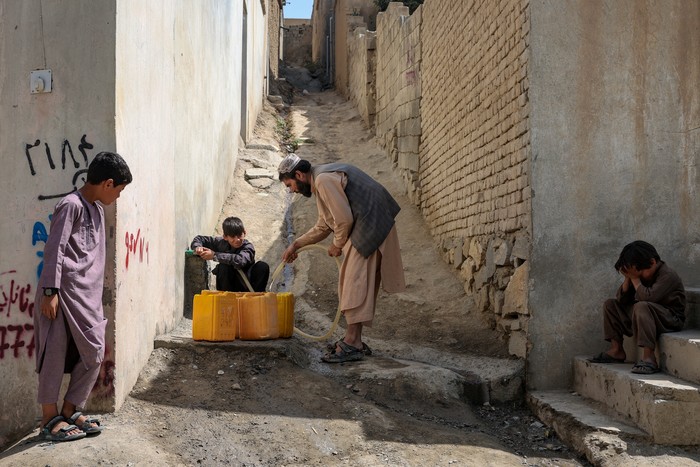 Assadullah, 42, and young boys gather near a water tap to collect water, amid serious water crisis in Kabul, Afghanistan, August 28, 2025. REUTERS/Sayed Hassib     TPX IMAGES OF THE DAY