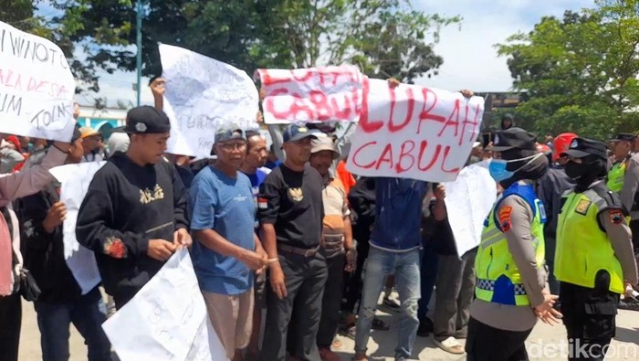 Aksi massa warga Desa Sengon, Brebes, Rabu (1/10/2025).