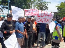 Warga Sengon Brebes Geruduk Kantor Bupati Desak Kades Dicopot