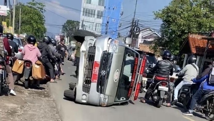 Ambulans terguling di Sukabumi