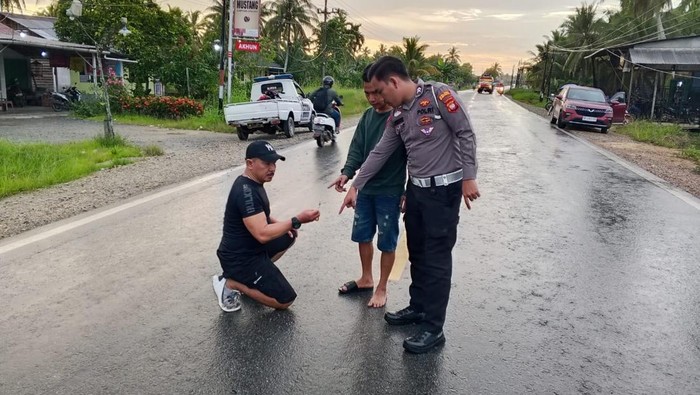 Anggota Satlantas Polres Mempawah olah TKP di lokasi kecelakaan Oca Fahira.
