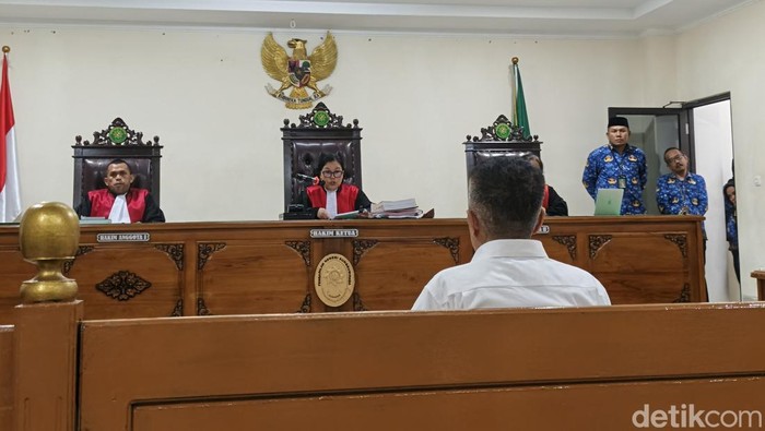 Annar Sampetoding saat menjalani sidang vonis di PN Sungguminasa, Gowa.