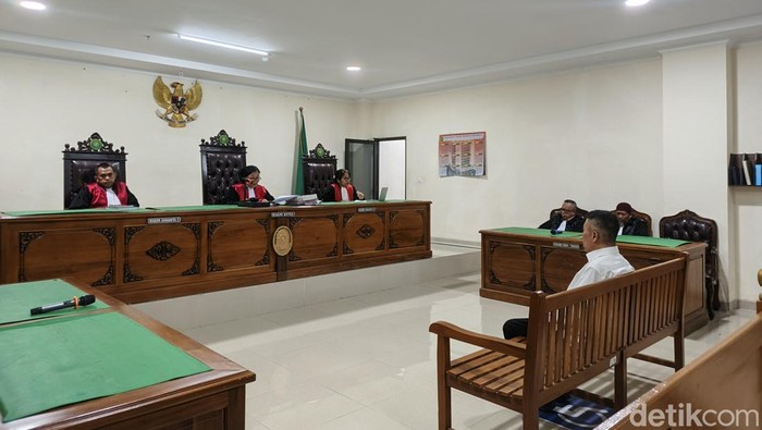 Annar Sampetonding menjalani sidang kasus sindikat uang palsu di PN Sungguminasa, Gowa.