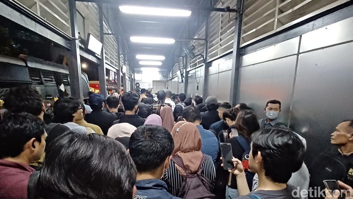 Antrean panjang penumpang TransJakarta terjadi di Halte Tegal Mampang (Rakhmad H/detikcom)