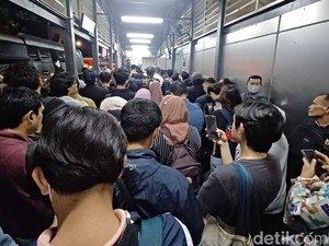 Penumpang TransJ Menumpuk di Halte Tegal Mampang, Ini Penyebabnya