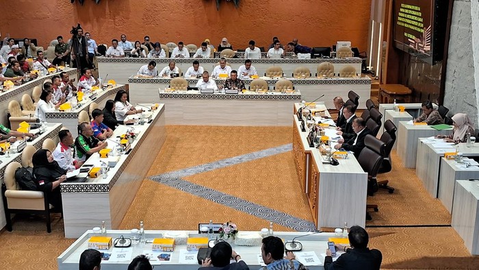 audiensi bersama pimpinan DPR RI dan Menteri Perhubungan di Kompleks Parlemen, Senayan, Jakarta, Rabu (1/10/2025).