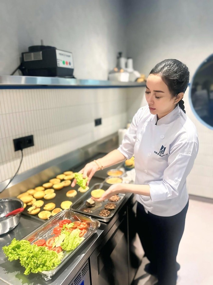 Ketika Aura Kasih menjadi chef.