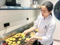 Ketika Aura Kasih Jadi Chef, Masak-masak Berjibaku di Dapur