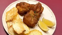 Fish and Chips buatan tangan Aura Kasih. Foto: Instagram @aurakasih