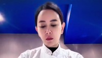 Aura Kasih juga membuat video pendek saat dirinya membuat meatloaf with mashed potatoes. Foto: Instagram @aurakasih