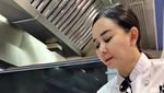 Ketika Aura Kasih Jadi Chef, Masak-masak Berjibaku di Dapur