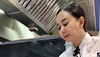 Aura Kasih langsung mencicipi hasil masakannya. Foto: Instagram @aurakasih