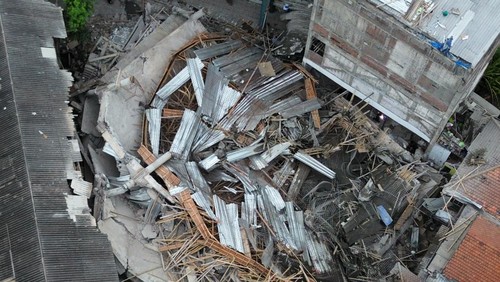 Foto udara bangunan musala yang ambruk di Pondok Pesantren (Ponpes) Al Khoziny di Kecamatan Buduran, Sidoarjo, Jawa Timur, Senin (29/9/2025). Belum diketahui jumlah korban yang yang tertimbun akibat ambruknya bangunan tersebut. ANTARA FOTO/Umarul Faruq