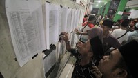 Keluarga mencari daftar korban bangunan musala yang ambruk di Pondok Pesantren (Ponpes) Al Khoziny di Kecamatan Buduran, Sidoarjo, Jawa Timur. ANTARA FOTO/Umarul Faruq