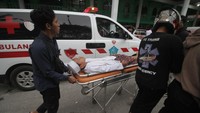 Warga membawa santri yang menjadi korban bangunan musala yang ambruk di Pondok Pesantren (Ponpes) Al Khoziny di Kecamatan Buduran, Sidoarjo, Jawa Timur. ANTARA FOTO/Umarul Faruq