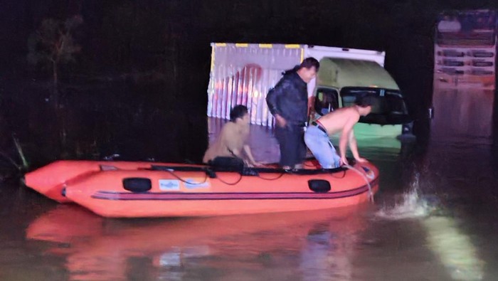 Mobil boks terjebak banjir di OKU Selatan.