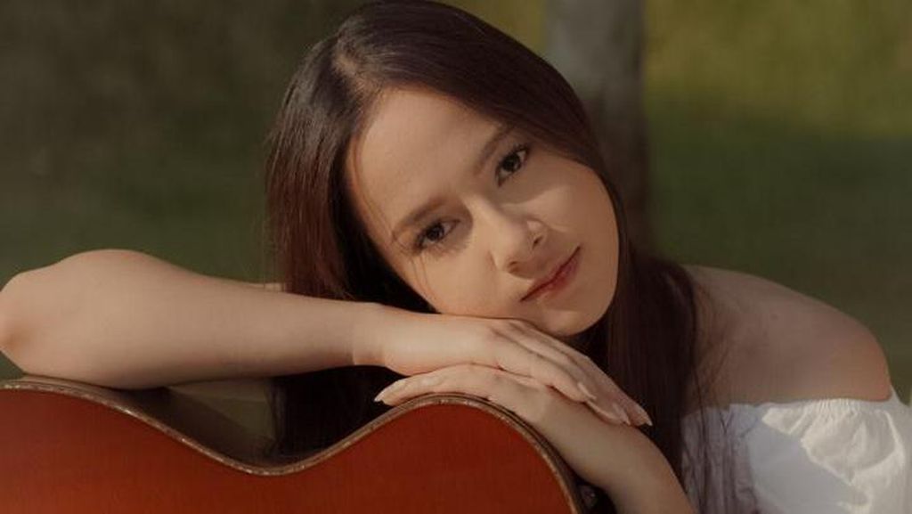 Pede Jadi Penyanyi, Barbie Arzetta Curhat Kisah LDR Lewat Debut Single