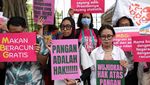 Bawa Centong-Panci, Emak-emak Gelar Aksi Protes MBG di Monas
