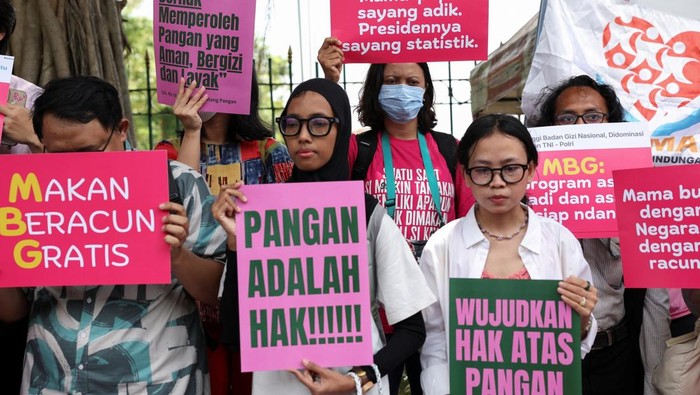 People carry placards and utensils during a protest against the government's free meal programme in Jakarta, Indonesia, October 1, 2025. REUTERS/Ajeng Dinar Ulfiana