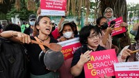 Sejumlah massa yang didominasi ibu-ibu menggelar aksi protes Makan Bergizi Gratis (MBG) di kawasan Monumen Nasional (Monas), Jakarta Pusat, Rabu (1/10/2025). Foto: REUTERS/Ajeng Dinar Ulfiana