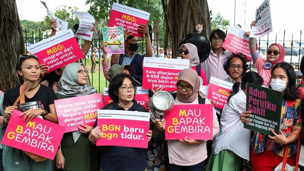 Bawa Centong-Panci, Emak-emak Gelar Aksi Protes MBG di Monas
