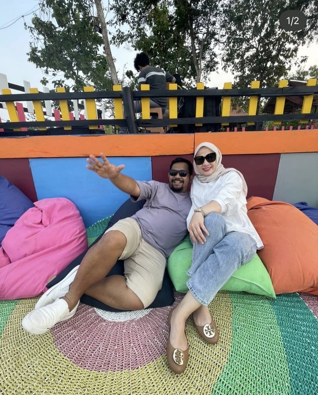 Bedu dan Irma diketahui resmi menikah pada 7 Februari 2010. Tak disangka di usia pernikahan ke-15, rumah tangga keduanya terancam bubar. Foto: Instagram/@beddu17