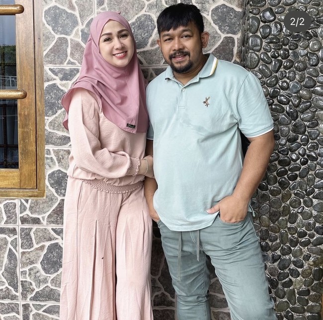 Di foto-foto unggahannya bersama istri, tak jarang Bedu juga menuliskan caption yang romantis. Sayang pernikahan keduanya kini harus berada di ujung tanduk. Foto: Instagram/@beddu17