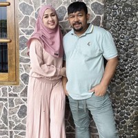 Di foto-foto unggahannya bersama istri, tak jarang Bedu juga menuliskan caption yang romantis. Sayang pernikahan keduanya kini harus berada di ujung tanduk. Foto: Instagram/@beddu17