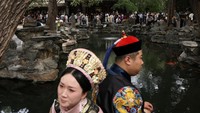 Para wisatawan yang mengenakan kostum Dinasti Qing mengunjungi Istana Pangeran Kung. Houhai menjadi salah satu destinasi favorit di Beijing selama libur panjang Golden Week. REUTERS/Florence Lo
