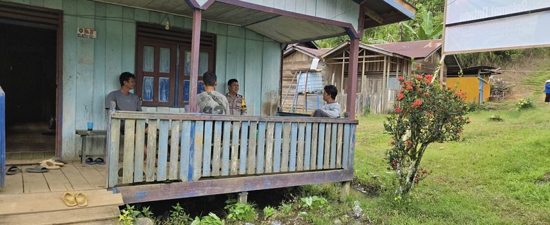 Bhabinkamtibmas Desa Long Sule dan Long Pipa, Bripka Rudi.
