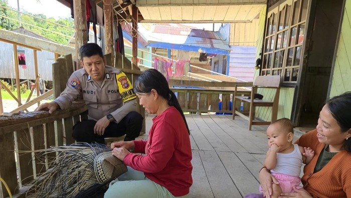 Bhabinkamtibmas Desa Long Sule dan Long Pipa, Bripka Rudi.